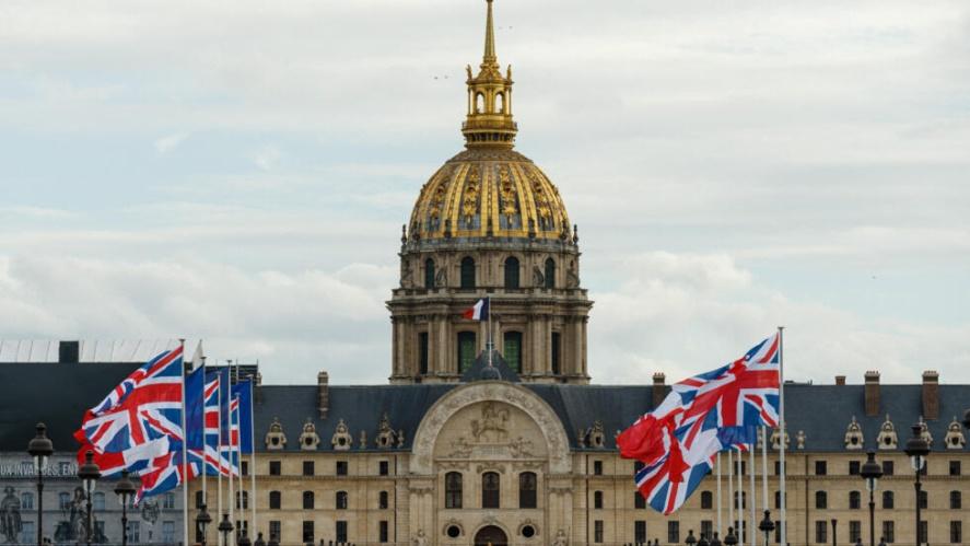 Quốc kỳ Anh trước Điện Invalides, Paris, Pháp, nhân chuyến thăm Pháp của vua Charles III, ngày 20/09/2023.