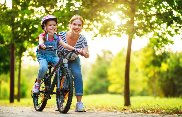 enseñando a una niña a montar en bicicleta