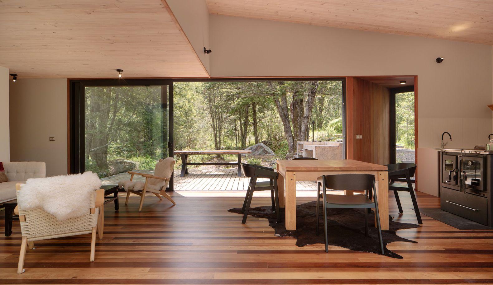 Diseño de una casa de madera con ventanas panorámicas