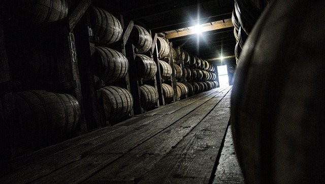 ウイスキー蒸留所に並ぶ熟成樽