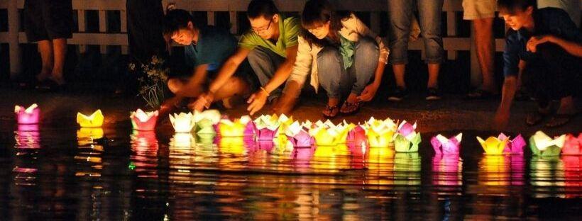Admirez le spectacle des lanternes flottantes déposées sur la rivière Hoai