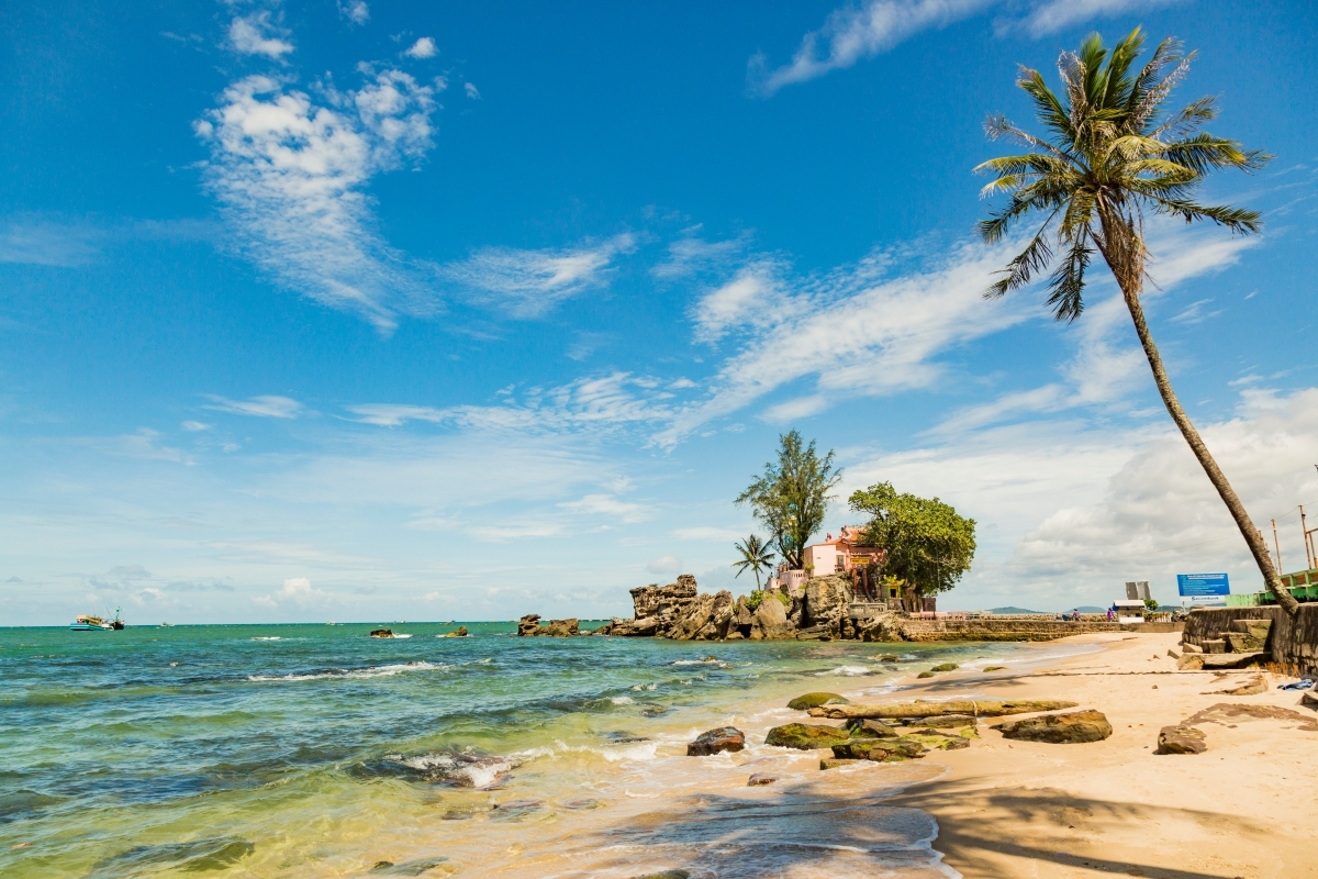 Dinh Cậu Phú Quốc tọa lạc gần bãi biển thơ mộng (Nguồn: Internet)