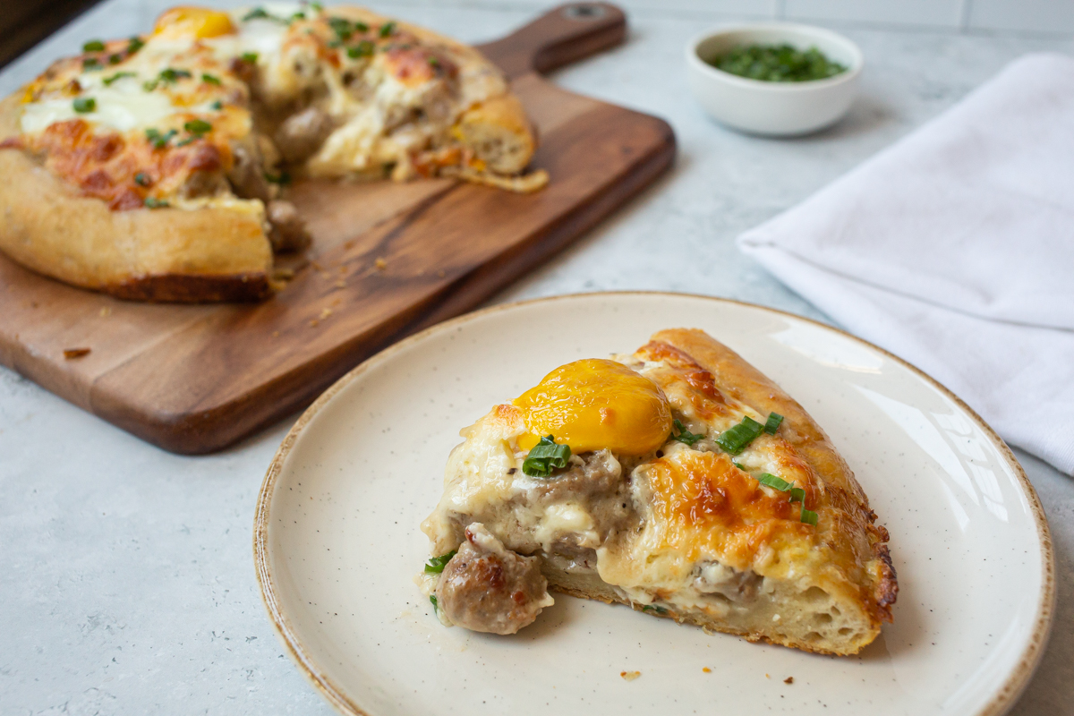 sausage and gravy breakfast pizza