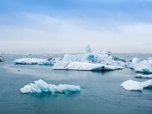 استخدام تقنية الواقع الافتراضي والمعزز لدعم التعليم