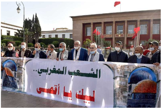 مغاربة يرفعون لافتة “لبيك يا أقصى”