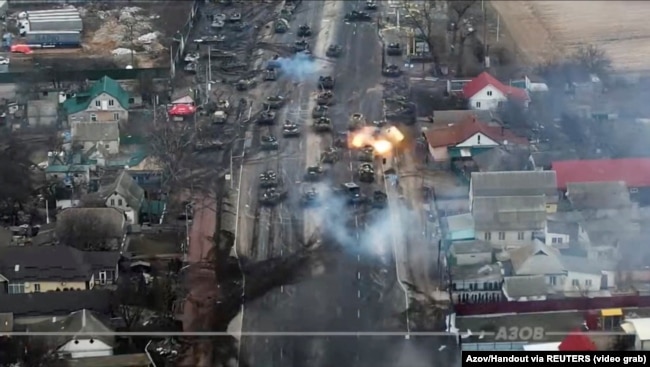 Скріншот з відео, на якому завдаються удари по російських танках неподалік міста Бровари Київської області