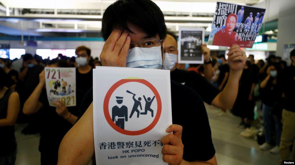香港示威者2019年8月21日在元朗西铁站静坐抗议他们指责的“警黑勾结”导致元朗暴徒袭击示威者事件。