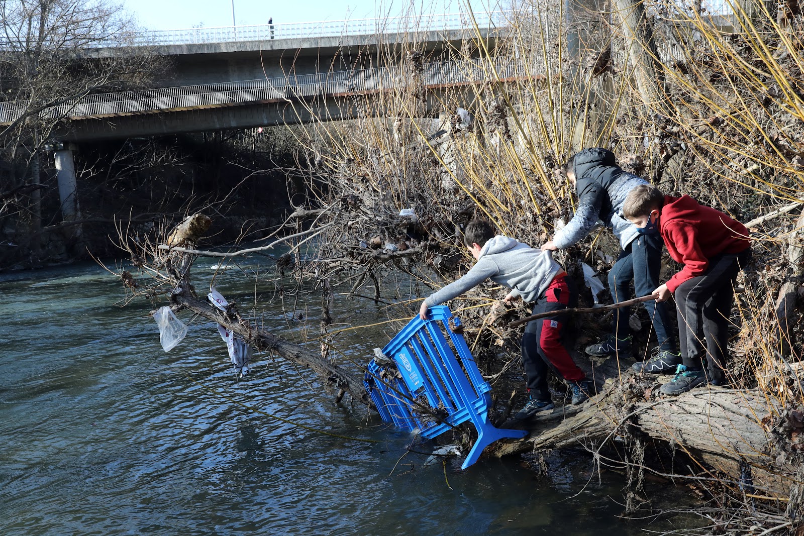 Llenan 49 contenedores de sustancias contaminantes con la limpieza del Arga