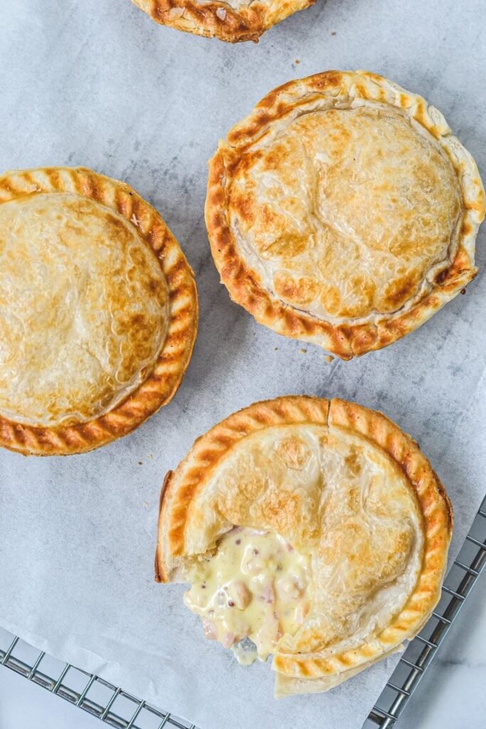 tortas de frango com massa folhada na prateleira