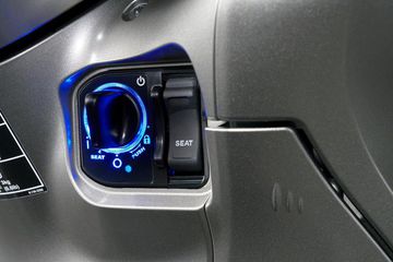 Honda SH 350i 2023 cũng sở hữu hệ thống khóa thông minh Smartkey và có thêm đèn nền trợ sáng