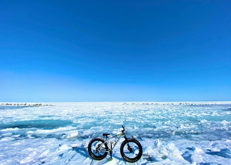 海の上をバイクで走れる？「オホーツク流氷ライド　雪上ファットバイク体験」