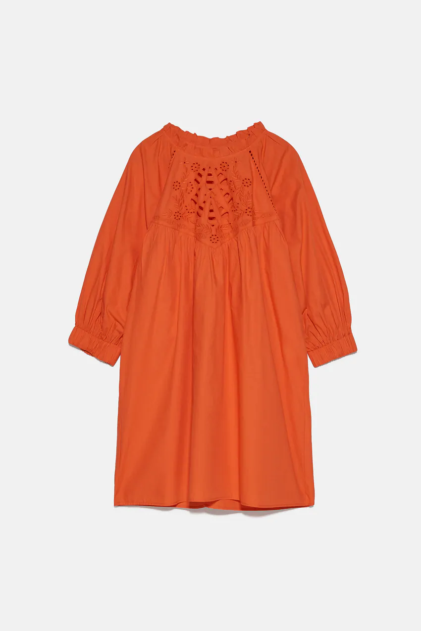 Vestido barato online, de color naranja con bordados perforados de la marca Zara