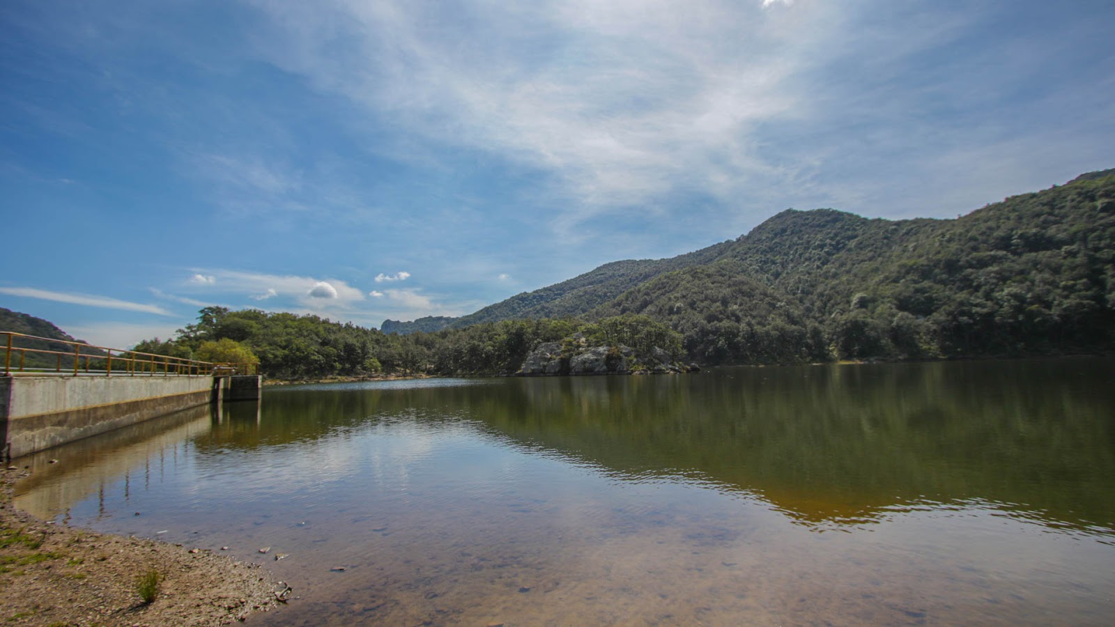 La presa está inmersa en la Sierra de Santa Rosa