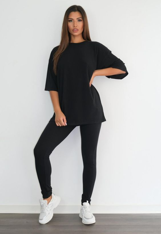 Áo thun oversize phối với quần gì? Một ý tưởng mix match thú vị với quần legging