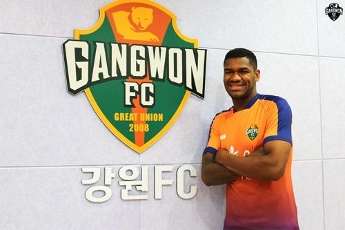 Nesta foto fornecida pelo Gangwon FC em 6 de julho de 2017, o novo zagueiro do Gangwon, Gerson, posa para a câmera com o emblema do clube. (Foto: www.koreaherald.com)