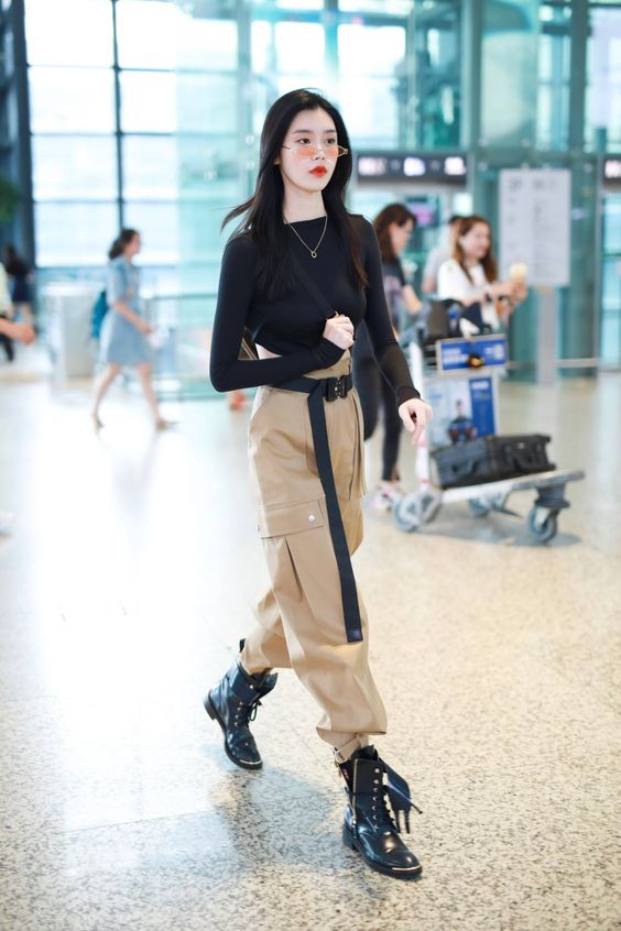 Jogger kaki túi hộp  toả sáng tại  sân bay