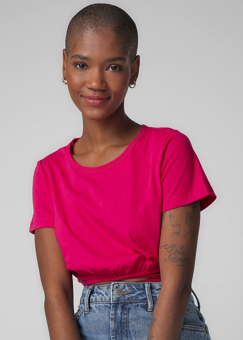 mulher usando uma blusa rosa inspirada no barbiecore
