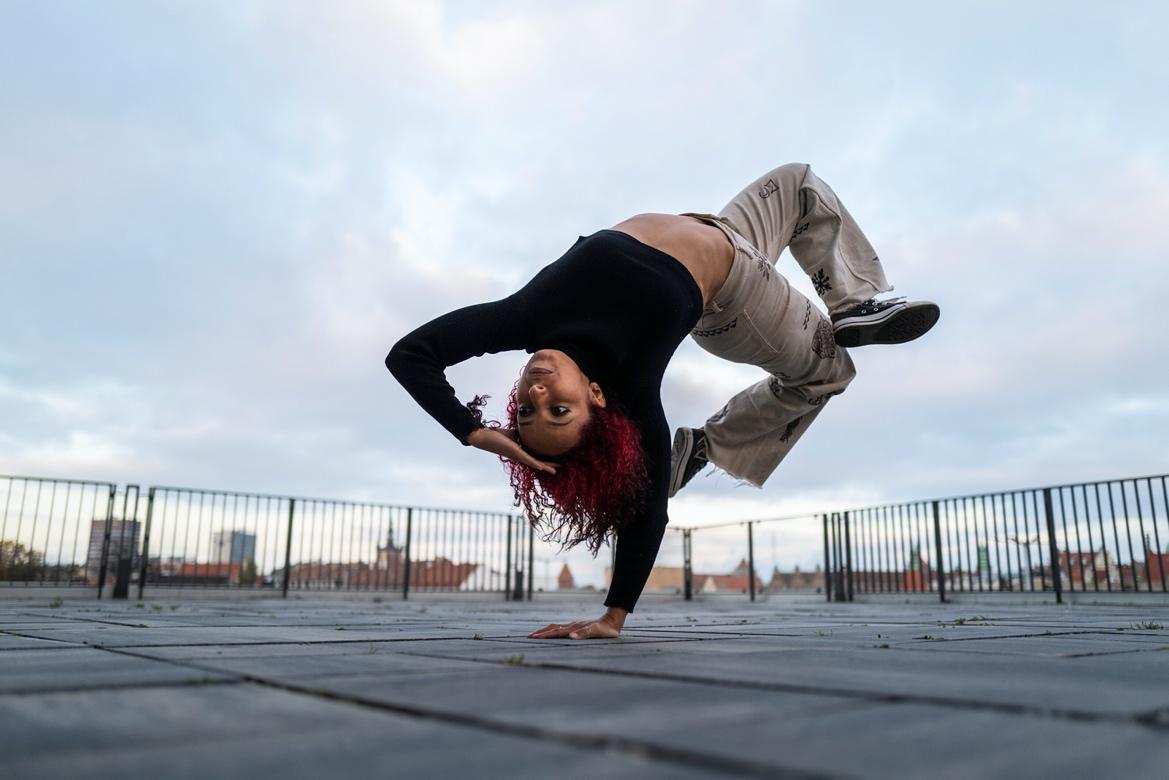 A person doing a handstand

Description automatically generated with medium confidence