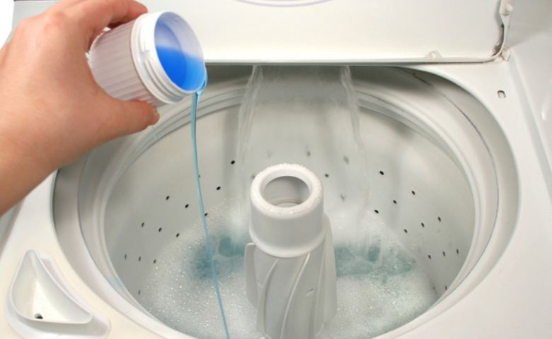 2. Cara Membersihkan Mesin Cuci 2 Tabung dengan Pemutih