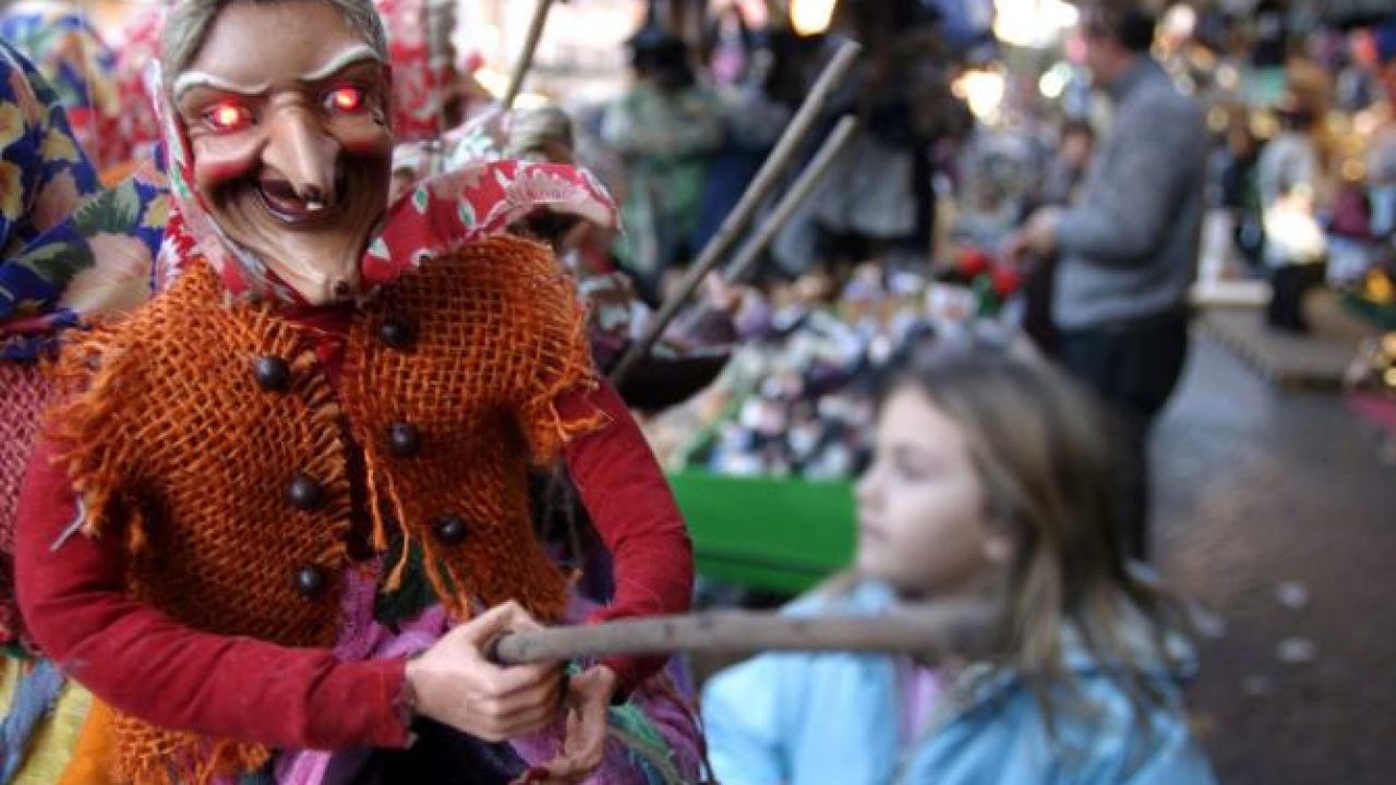 La Befana recorriendo las calles en Italia