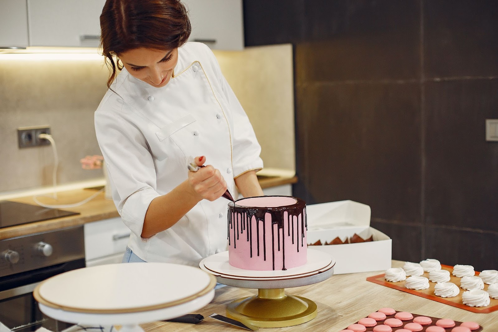 Mastering Cake Decorating with the Perfect Cake Turntable