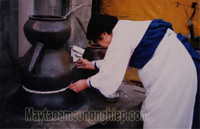 Nấu rượu soju ở Andong (ảnh: Encyclopedia of Korean National Culture)
