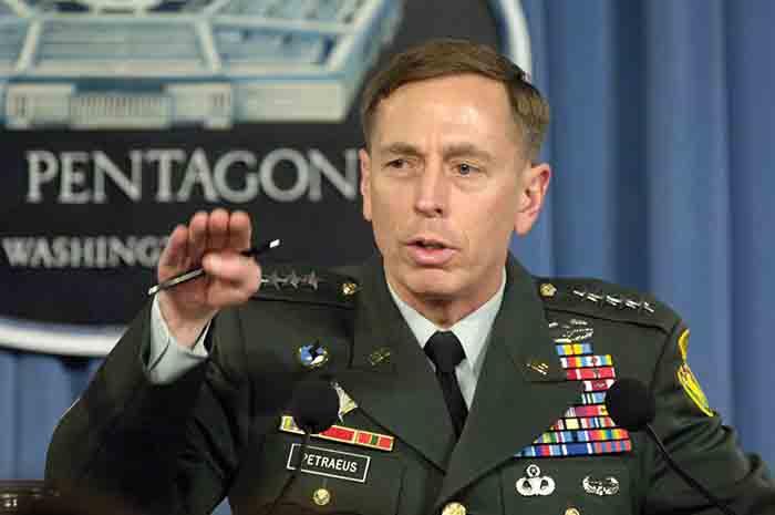 https://news.vietluan.com.au/wp-content/uploads/2021/08/general-David-Petraeus-reporters-view-Pentagon-Iraq-military-2007.jpg