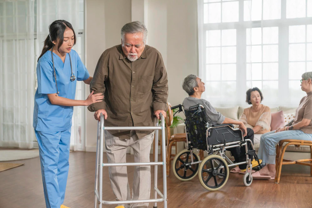 Bảo hiểm y tế cho người trên 80 tuổi được hưởng quyền lợi gì?