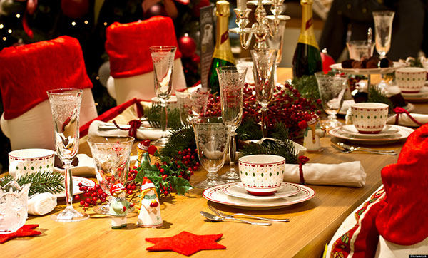 Trang trí bàn tiệc giáng sinh cho những ngày giáng sinh đang đến gần.