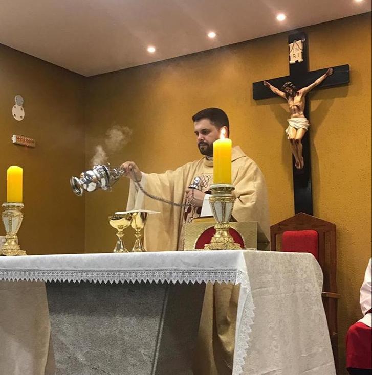 Padre Jairo fazendo isenção do altar na Paróquia Nossa Senhora dos Navegantes 