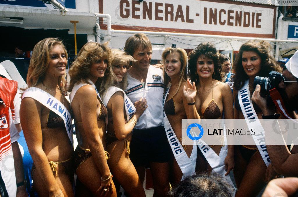C:\Users\Valerio\Desktop\1983 Le Mans 24 hours. Le Mans, France. 18-19 June 1983. Derek Bell (Porsche 956), 2nd position, with the Hawaiian Tropic girls in the paddock, glamour, portrait. World Copyright LAT Photographic..jpg