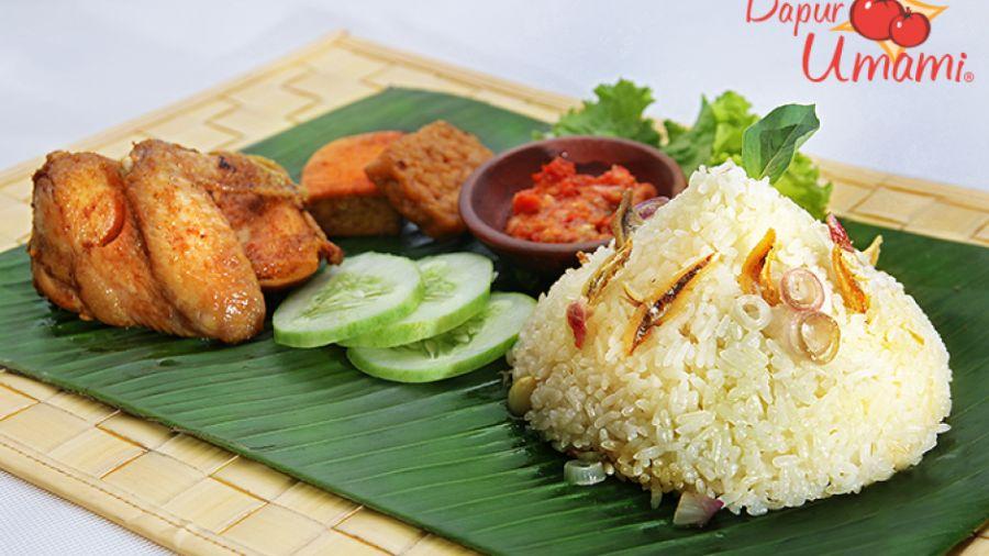 Bingung mau masak apa buat makan malam selain nasi goreng? Simak rekomendasi aneka menu nasi tradisional khas untuk makan malam yang simpel. lezat, dan sehat.
