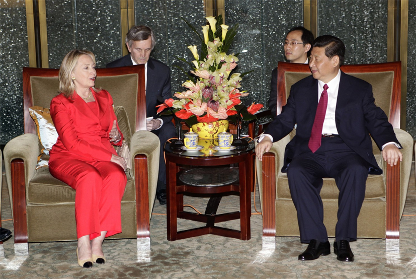 Hillary Clinton gặp Tập Cận Bình tại Bắc Kinh 03-05-2012.jpg