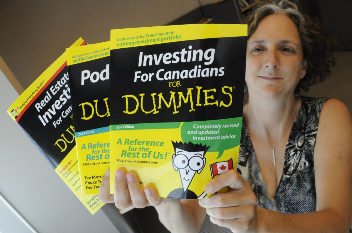 A woman holding three for Dummies books 
