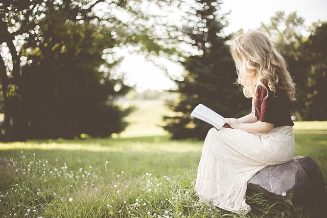 女性　読書　草原