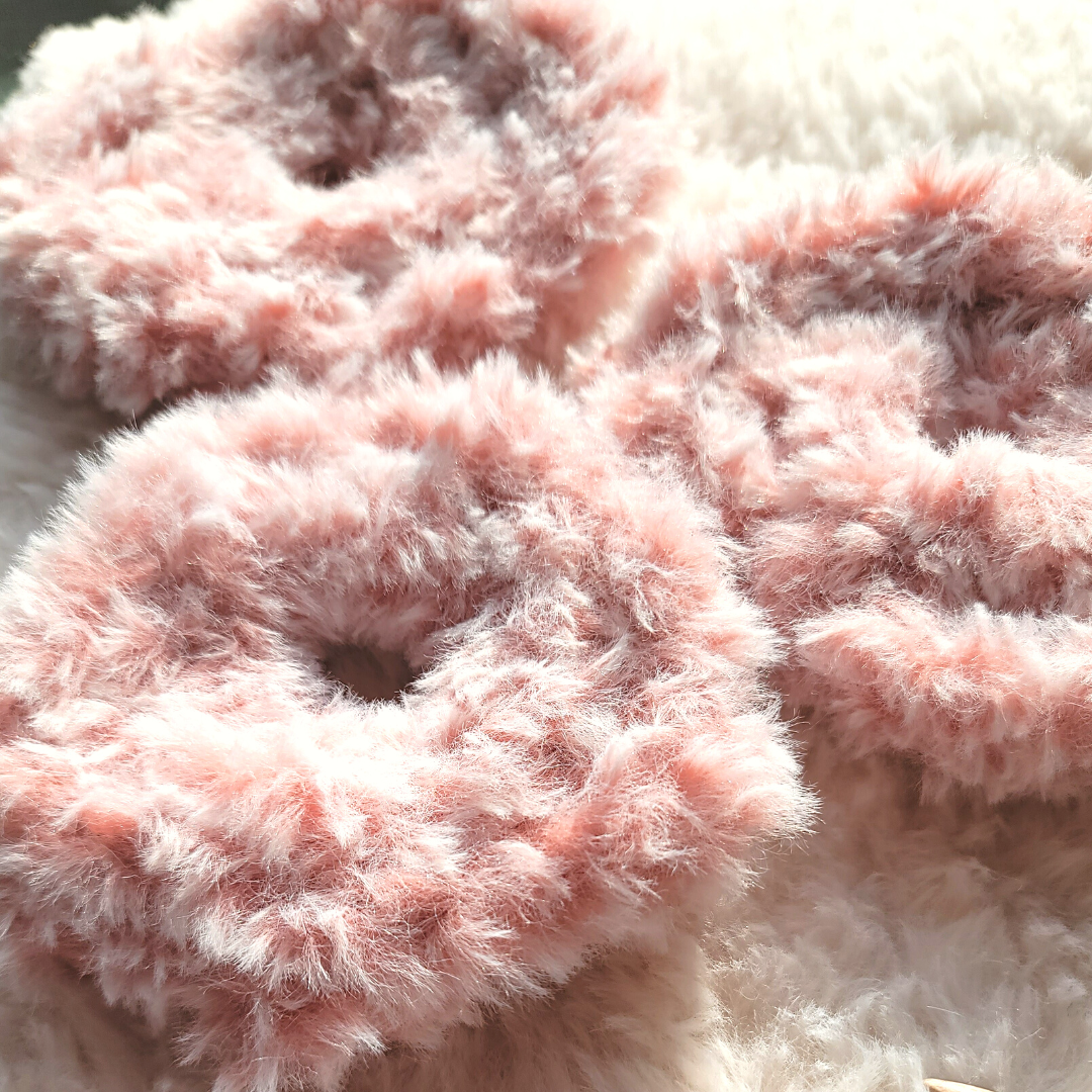 Check out this easy free scrunchie crochet pattern. A quick and free Tunisian crochet pattern made with faux fur yarn.