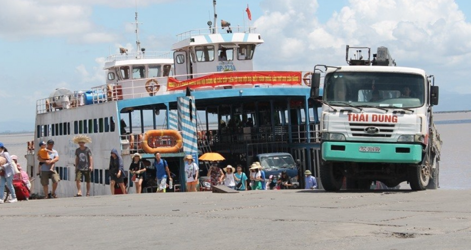 Hạn chế ô tô qua phà đảo Cát Bà