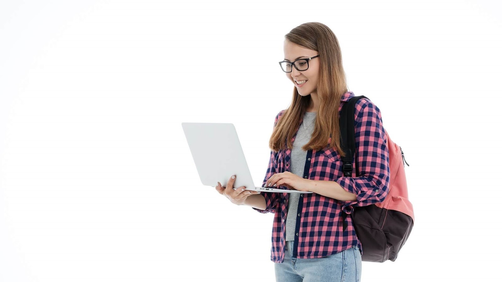 パソコンを操る女子大学生