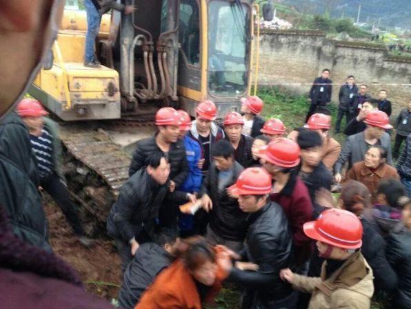 重庆特警暴力强征打伤抓捕多人