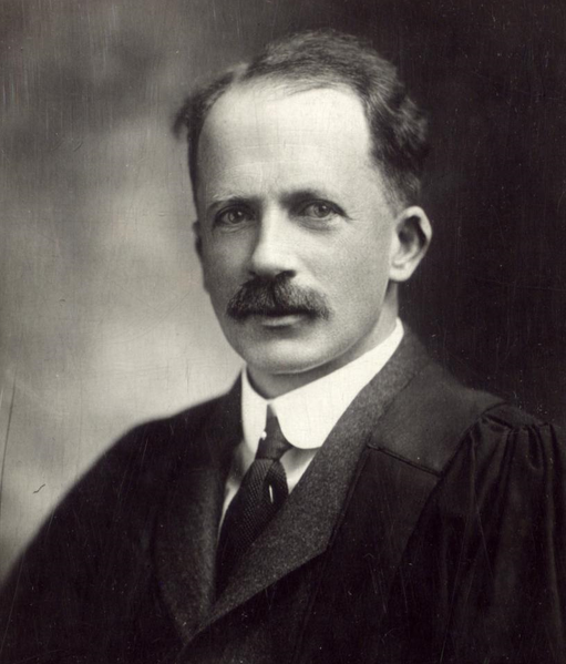 Fichier: JJR Macleod ca.  1928.png