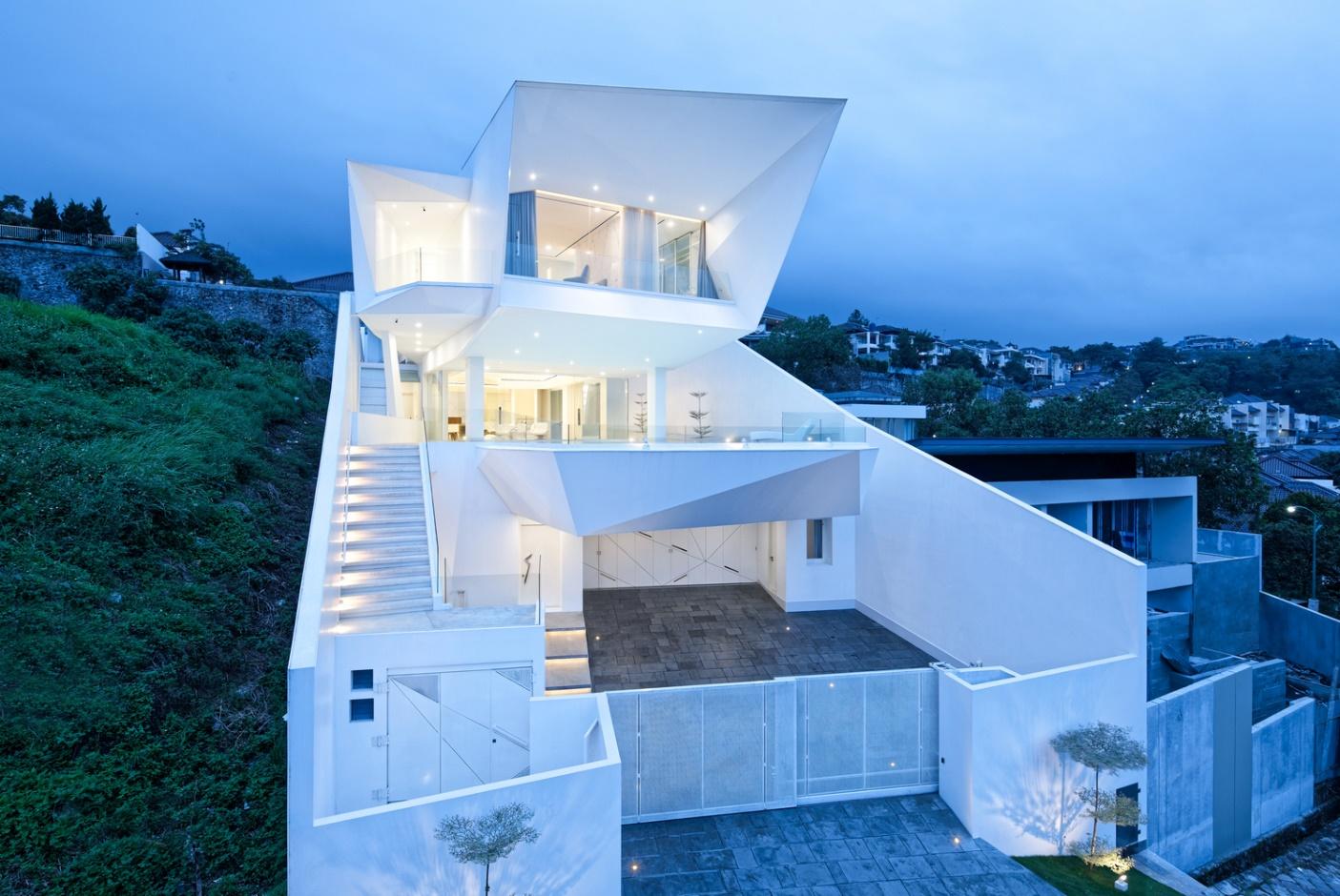 Massives schönes Haus im weißen Stil