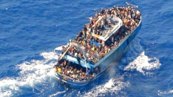 گارد ساحلی یونان تصاویری از این قایق شلوغ را قبل از غرق شدن منتشر کرد
