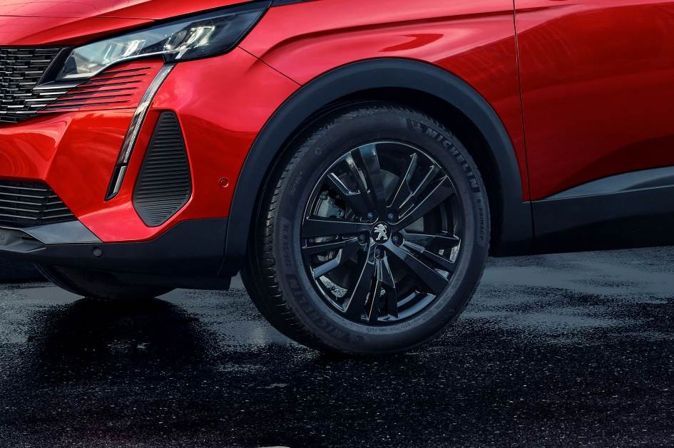 Bộ vành màu đen bóng của Peugeot 4008 Blackpack 2022