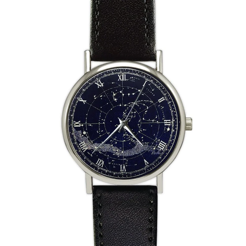 Montre dont le fond représentante la carte du ciel de l’hémisphère Nord.