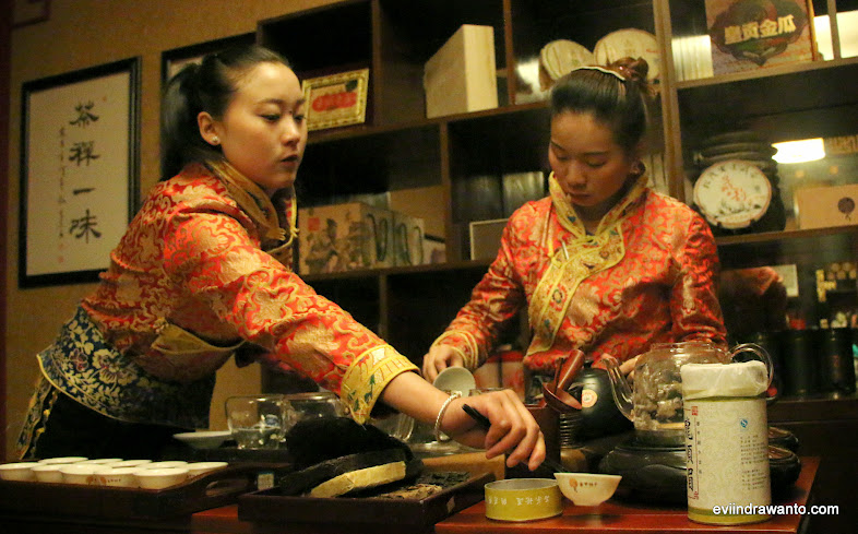 Para penyaji ahli di rumah teh Tibet, menghasilkan aroma manis teh putih
