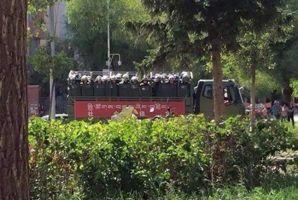Troops moving through Rebkong (Chinese: Tongren) in Qinghai in July.