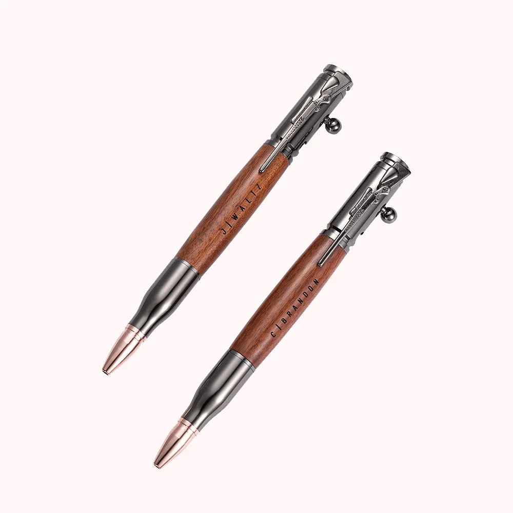 Il y a des gens dont les mots ne semblent pas écrits d’encre, car ce qui coule de leur stylo ressemble plus à des balles tirées par un fusil d’assaut. C’est exactement la raison pour laquelle ce stylo plaît tant. Avec sa forme atypique et sa mise en action pareille au boulon des fusils, il ravira votre deuxième moitié. 