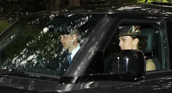 Thân vương William và Vương phi Kate trên đường tới nhà thờ. Ảnh: UK Press