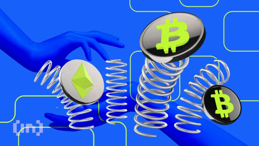 Man sieht eiserne Sprungfedern auf blauem Hintergrund, von denen Krypto-Coins wie Bitcoin und Ethereum herunterfallen. Es sind auch zwei Hände im Hintergrund zu sehen. Eine Illustration zu ICOs von BeInCrypto.