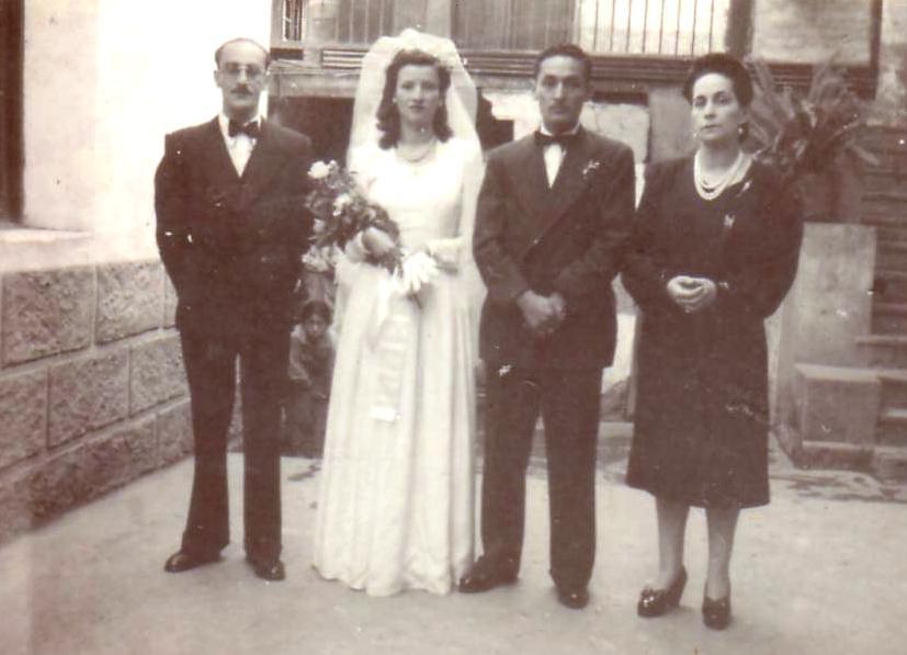 D:\Mis Documentos\JLAVA\Jose Luis\Fotos\Mi Familia\casa\1947 Mis padres y sus padrinos.JPG